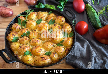 . Junge Kartoffeln mit Quark sind im Ofen gebacken Stockfoto