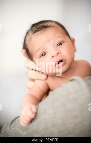 Neugeborenes Baby in den Händen der Eltern. Glückliche Familie und Baby Schutzkonzept. Mama und Papa die Hand ihres Kindes. Stockfoto