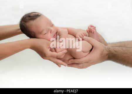 Cute Baby schläft in den Händen der Eltern geschützt und sicher - happy family Momente für Mama und Papa Stockfoto