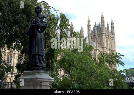 Emmeline und Christabel Pankhurst Memorial in Victoria Tower Gardens, Palast von Westminster, London, UK Stockfoto