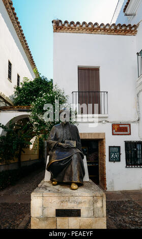 Cordoba, Spanien - 13. Juli 2018: die Bronzestatue des Maimonides, 1135-1204, jüdische Rabbiner, Arzt und Philosoph in Al Andalus. Das jüdische Viertel in Cor Stockfoto