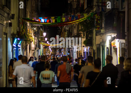 Lissabon, Portugal - Juni 21, 2018: Die Menschen auf der Straße während der beliebten heiligen Festival Stockfoto