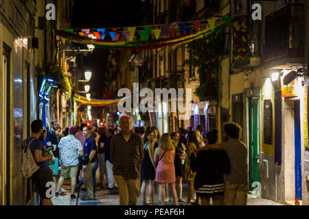 Lissabon, Portugal - Juni 21, 2018: Die Menschen auf der Straße während der beliebten heiligen Festival Stockfoto