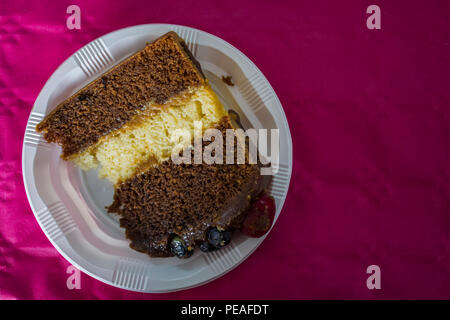 Stück Geburtstagskuchen mit wilden Wald Beeren, Sahne und Schokolade Stockfoto