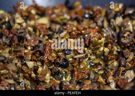 Getrocknete Tomaten mit Knoblauch und schwarzen Oliven. Mediterrane Küche Stockfoto