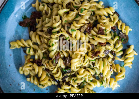 Blick von oben auf die Pasta mit mediterranen indredients Stockfoto