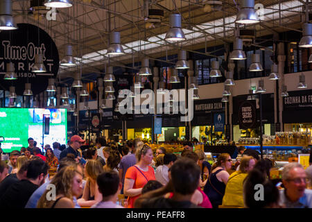 Lissabon, Portugal - Juni 21, 2018: Die Menschen in Time Out Markt in Lissabon Stockfoto