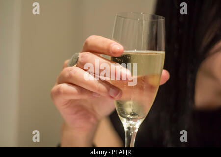 Frau hand mit einem Glas italienischem Wein Prosecco Stockfoto