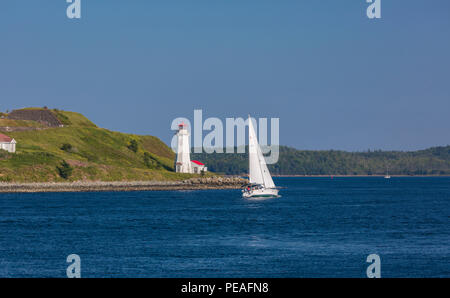 HALIFAX, Nova Scotia, Kanada - Segelboot vergeht Leuchtturm auf McNabs Insel in Halifax Seaport Hafen. Stockfoto