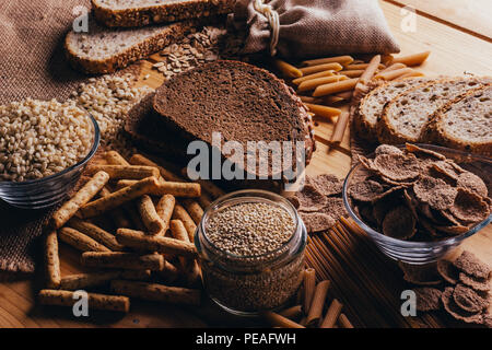 Holz- Tisch voller Ballaststoffreiche Vollwertkost, perfekt für eine ausgewogene Ernährung Stockfoto