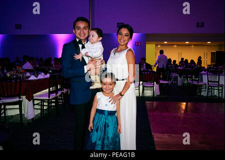 MERIDA, Yuc/MEXIKO - 25.August 2017: Portrait des jungen Mannes, Abschluss an der Universität, mit seiner Schwester und ihrem Sohn und Tochter Stockfoto