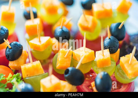 Aperitif des Käsewürfel, Trauben und Tomaten Stockfoto