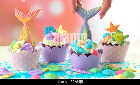 Mermaid Thema Cupcakes mit bunten glitter Schwänze, Muscheln und Meerestiere toppers für Kinder, jugendlich, Neuheit Geburtstag und Party feiern. Stockfoto