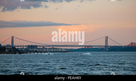 Sonnenuntergang über die George Washington Bridge Stockfoto