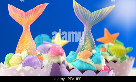 Mermaid Thema Cupcakes mit bunten glitter Schwänze, Muscheln und Meerestiere toppers für Kinder, jugendlich, Neuheit Geburtstag und Party feiern. Stockfoto