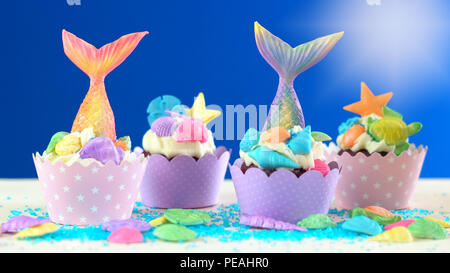 Mermaid Thema Cupcakes mit bunten glitter Schwänze, Muscheln und Meerestiere toppers für Kinder, jugendlich, Neuheit Geburtstag und Party feiern. Stockfoto