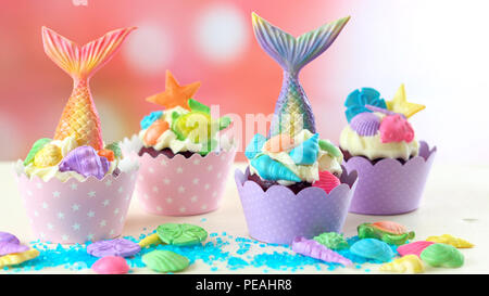 Mermaid Thema Cupcakes mit bunten glitter Schwänze, Muscheln und Meerestiere toppers für Kinder, jugendlich, Neuheit Geburtstag und Party feiern. Stockfoto