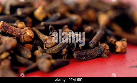 Nelken kochen Gewürze Makro Nahaufnahme. Auf vintage rot Holz Tisch, selektive konzentrieren. Stockfoto