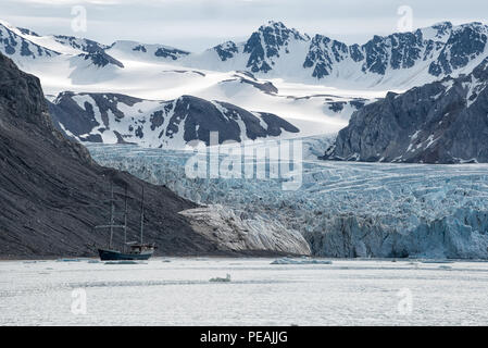 Fjortende Julibreen und Krossfjorden, Gletscher, der ins Meer kalbt, Spitzbergen, Spitzbergen, Norwegen Stockfoto