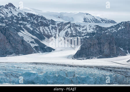 Fjortende Julibreen und Krossfjorden, Gletscher, der ins Meer kalbt, Spitzbergen, Spitzbergen, Norwegen Stockfoto