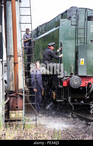 British Railways Britannia Klasse 76 PF Anzahl 70013 Dampflok "Oliver Cromwell" an der Universität Loughborough Station Abstellgleise vorbereiten, auf Wasser zu nehmen Stockfoto