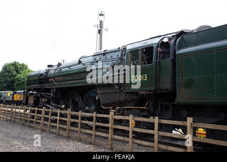 British Railways Britannia Klasse 76 PF-Nummer 70013 "Oliver Cromwell" an der Universität Loughborough Station in der gleisanschlüsse der Great Central Railway Heritage Line. Stockfoto