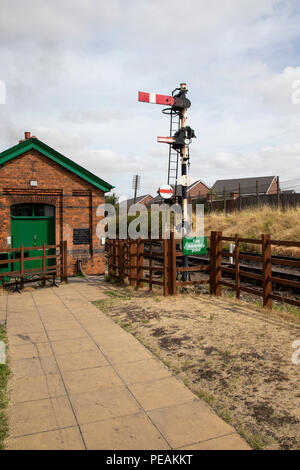 Semaphore Signale an der Universität Loughborough station Erbe Bahnstrecke Bewegungen des Schienenverkehrs zu steuern Stockfoto