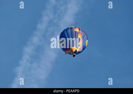 Ein heissluftballon dargestellt, während einer Messe Aufstieg am Morgen des 11. August 2018 während des Bristol International Balloon Fiesta. Stockfoto