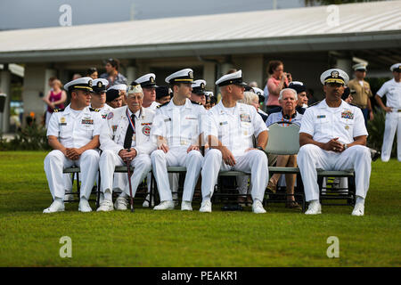 Service für Mitglieder und Besucher, ihre Aufmerksamkeit auf die US Marine Corps Forces, Pacific Band während der Pearl Harbor Farben, Ehren und Erbe Zeremonie am Zweiten Weltkrieg Valor im Pazifik National Monument, Massachusetts, November 19, 2015. Die Zeremonie wird einmal im Monat statt die Opfer, die unsere Streitkräfte zu Ehren, sowohl diejenigen jetzt dienen und gedient haben. (U.S. Marine Corps Foto von Cpl. Wesley Timm/Freigegeben) Stockfoto