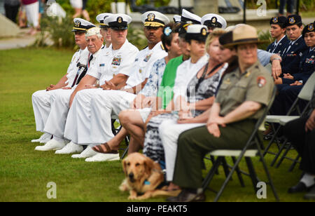 Service für Mitglieder und Besucher, ihre Aufmerksamkeit auf die US Marine Corps Forces, Pacific Band während der Pearl Harbor Farben, Ehren und Erbe Zeremonie am Zweiten Weltkrieg Valor im Pazifik National Monument, Massachusetts, November 19, 2015. (U.S. Marine Corps Foto von Maj Craig Shell/Freigegeben) Stockfoto