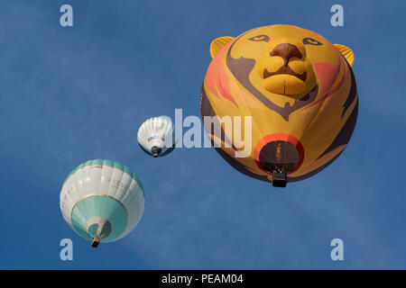 Heißluftballons abgebildet während einer Messe Aufstieg am Morgen des 11. August 2018 während des Bristol International Balloon Fiesta. Stockfoto