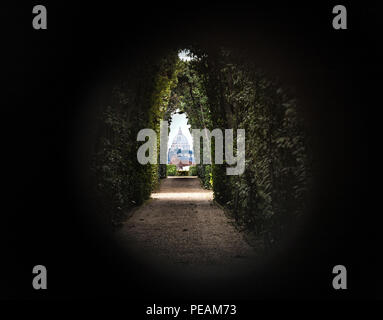 Einen besonderen Blick auf die Kuppel von St. Peter (Vatikanstadt - Rom). Nach der Giardino degli Aranci, an der Piazza Cavalieri di Malta Es gibt. Stockfoto