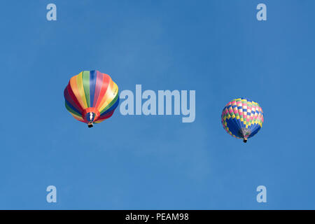 Heißluftballons abgebildet während einer Messe Aufstieg am Morgen des 11. August 2018 während des Bristol International Balloon Fiesta. Stockfoto