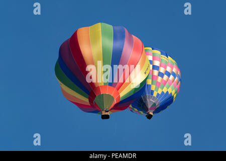 Heißluftballons abgebildet während einer Messe Aufstieg am Morgen des 11. August 2018 während des Bristol International Balloon Fiesta. Stockfoto