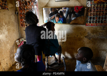 Kenia, Kaimosi, Kosmetiksalon in Dorf, HAIRCUTTING/KENIA Kisumu County, Kaimosi, Friseursalon Stockfoto