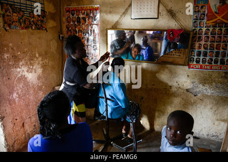 Kenia, Kaimosi, Kosmetiksalon in Dorf, HAIRCUTTING/KENIA Kisumu County, Kaimosi, Friseursalon Stockfoto