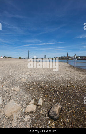 Den Rhein in der Nähe von Düsseldorf, extreme Ebbe, Rheinebene bei 84 cm, nach der langen Trockenheit der linken Rheinseite, trocken bei Düsseldorf Ob fällt Stockfoto