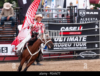 Die kanadische Cowgirls Präzision equestrian Show Team am 2018 Ram Rodeo Tour in Exeter, Ontario, Kanada durchführen. Stockfoto