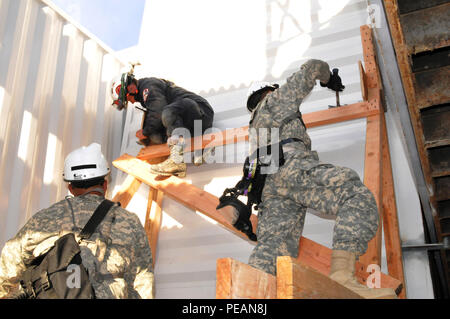 Staff Sgt. Jose Garcia und Pvt. Michael Lucas, Ingenieure mit der Pennsylvania National Guard 235th Engineer Unternehmen, arbeiten Sie mit einem Feuerwehrmann aus dem Oakland Urban Suche und Rettung Kalifornien Task Force 4 eine Bahn zu bauen, damit Such- und Rettungsteam eine Struktur während eines Disaster Response Übung im Camp Roberts Nov. 17 einzugeben. Die Übung, genannt Operation Dark Horse, ist ein Federal Emergency Management Agency Region IX Heimat Response Force Übung entwickelt, die Kraft für eine Bewertung im April vorzubereiten. (U.S. Army National Guard Foto/Sgt. Brianne Roudebush/Freigegeben) Stockfoto