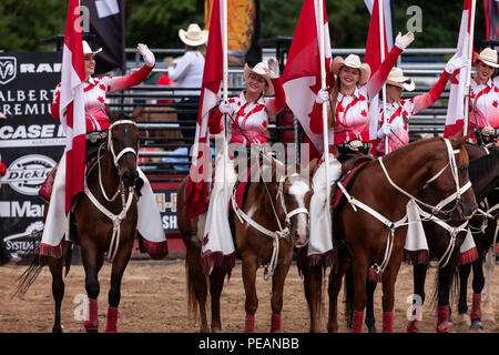 Die kanadische Cowgirls Präzision equestrian Show Team am 2018 Ram Rodeo Tour in Exeter, Ontario, Kanada durchführen. Stockfoto