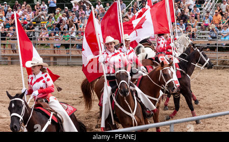 Die kanadische Cowgirls Präzision equestrian Show Team am 2018 Ram Rodeo Tour in Exeter, Ontario, Kanada durchführen. Stockfoto