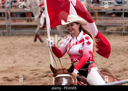 Die kanadische Cowgirls Präzision equestrian Show Team am 2018 Ram Rodeo Tour in Exeter, Ontario, Kanada durchführen. Stockfoto