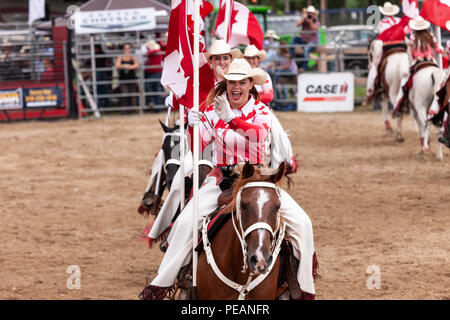 Die kanadische Cowgirls Präzision equestrian Show Team am 2018 Ram Rodeo Tour in Exeter, Ontario, Kanada durchführen. Stockfoto