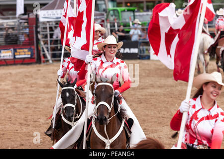 Die kanadische Cowgirls Präzision equestrian Show Team am 2018 Ram Rodeo Tour in Exeter, Ontario, Kanada durchführen. Stockfoto