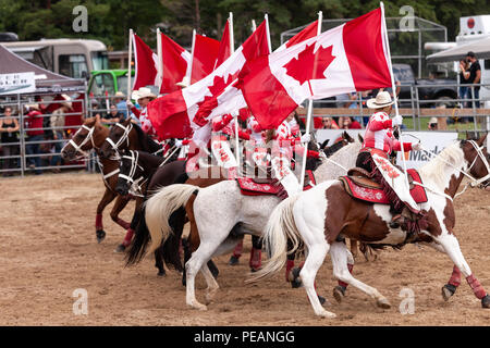 Die kanadische Cowgirls Präzision equestrian Show Team am 2018 Ram Rodeo Tour in Exeter, Ontario, Kanada durchführen. Stockfoto