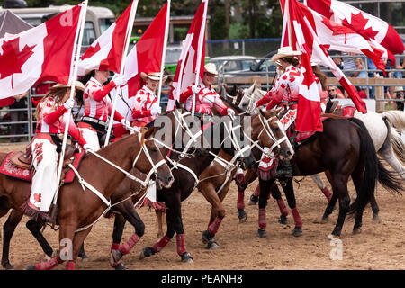 Die kanadische Cowgirls Präzision equestrian Show Team am 2018 Ram Rodeo Tour in Exeter, Ontario, Kanada durchführen. Stockfoto