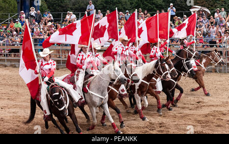 Die kanadische Cowgirls Präzision equestrian Show Team am 2018 Ram Rodeo Tour in Exeter, Ontario, Kanada durchführen. Stockfoto