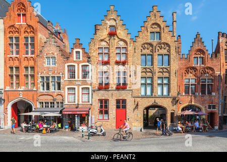 Cafés, Restaurants und Geschäften in der Nähe von Het Tolhuis Academiestraat und Jan Van Eyckplein, Brügge, Belgien Stockfoto