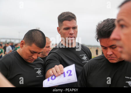 Us-Armee Sgt. John M. Cummings, US Army Finden 4. Gemeinsame Mitteilung Squadron (4 JCS) Mustang Team erhält seine Startnummer vor dem Staffellauf beginnt für die 35. jährlichen Mattar Relais jährlich statt, MacDill Air Force Base, Tampa, Fla., Nov. 20, 2015. Us-Oberstleutnant George Mattar, eine Zitadelle Alumni und ehemalige Gemeinsame Kommunikation Support Element (JCSE) Commander, wurde am Jan. 13, 1982 bei seinem Flug, Florida Airlines Nr. 90, die in die Gewässer des Potomac Flusses stürzte getötet. An Bord dieses Fluges waren 74 Passagiere, von denen nur sechs überlebten. Auch getötet wurden Maj. Ralph Herman, JCSE Chief's Stockfoto