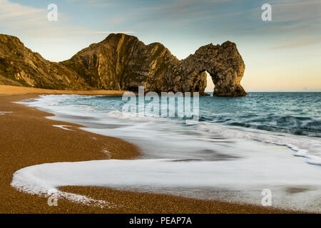 Lange Exposition von Durdle Door auf der Jurassic Coast in Dorset UK. Die Klippen um Hier sind Kalkstein, und drehen Sie das Meer eine fantastische aqua blau. Stockfoto